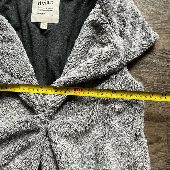DYLAN By True Grit Gray Faux Fur Sherpa Vest Pockets Snap Women's size Medium - Picture 9 of 10
